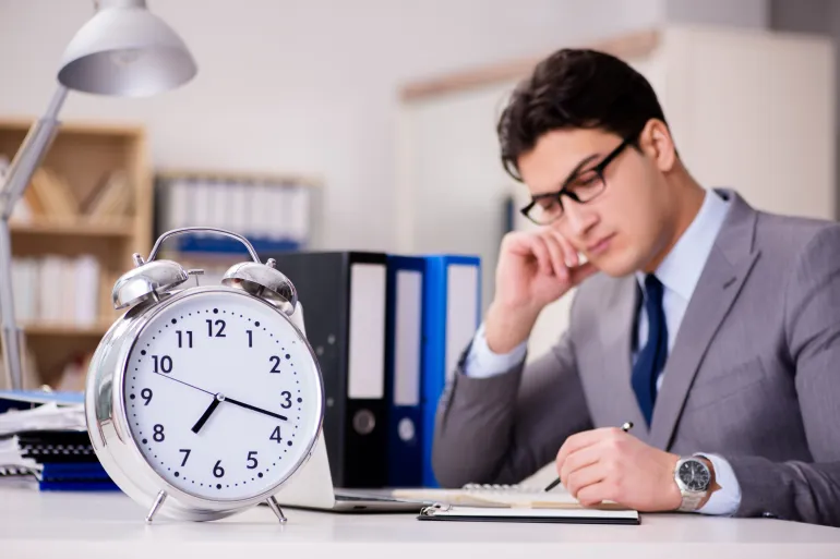 ساعات العمل بشهر رمضان المبارك 1 shutterstock 640220185 1683023315